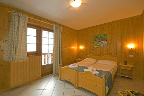 4 twin beds