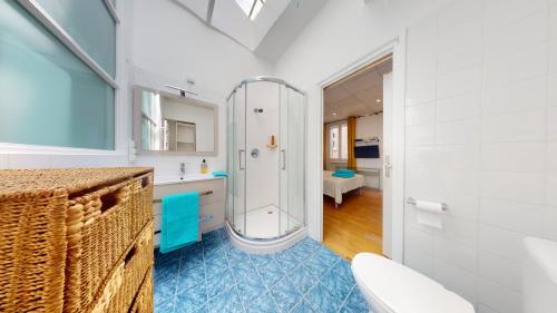 Μπάνιο, Charming 2 Bedroom Haven Steps Away from Prince's Palace in Μόντε Κάρλο