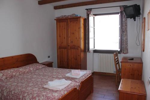 1 queen bed, 2 sofa beds