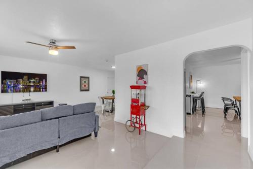 Hidden Gem 4 Bedroom Home with Private Pool & Game Room in Fort Lauderdale, USA