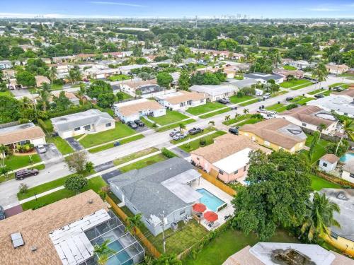 Hidden Gem 4 Bedroom Home with Private Pool & Game Room in Fort Lauderdale, USA