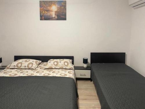 1 queen bed, 1 twin bed