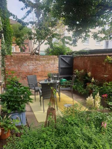 Garden Apartment in Listed Building
