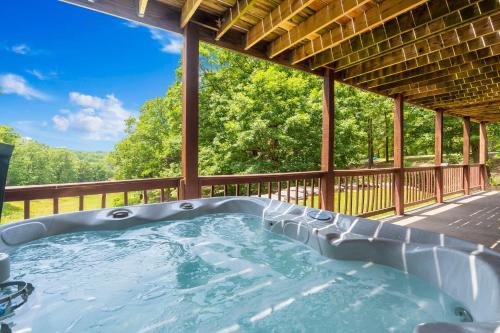 Luxury 2700 Sq Ft Log Cabin Private Hot Tub Game room Pool Table Best View - main image