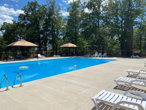 Luxury 2700 Sq Ft Log Cabin Private Hot Tub Game room Pool Table Best View - image 9