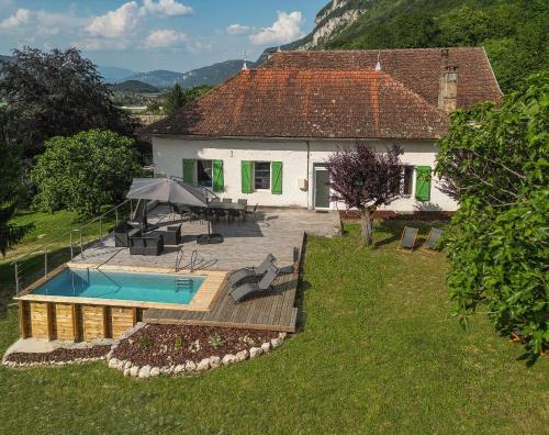 Viesnīcas āriene, Le gîte de la cascade (Le gite de la cascade) in Champagneux ciems
