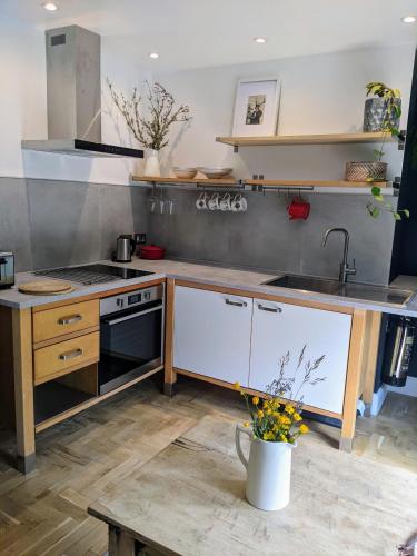 virtuve, Self-Catering Suite in rural guest house 10 min to Islay Ferry Terminal in Ronachan
