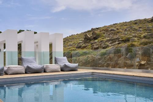Apkārtne, The Thermia Suites in Loutra (Kythnos)