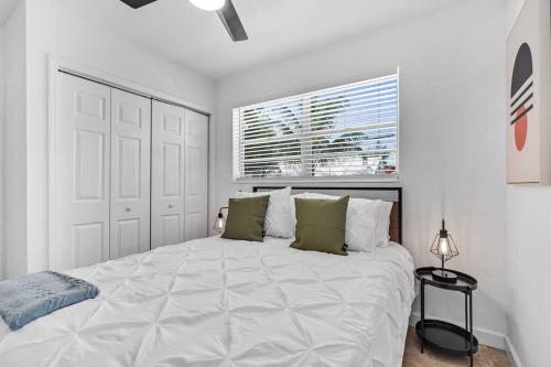 Bright 3 bedrooms Home Private Pool, 18 minutes to the Ocean in Hollywood, USA
