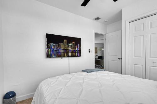 Bright 3 bedrooms Home Private Pool, 18 minutes to the Ocean in Hollywood, USA