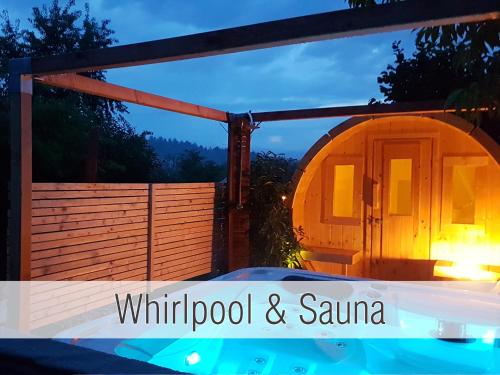 Hütte40: Ganze Hütte nah am See mit privatem Whirlpool, Sauna. Umzäunt.