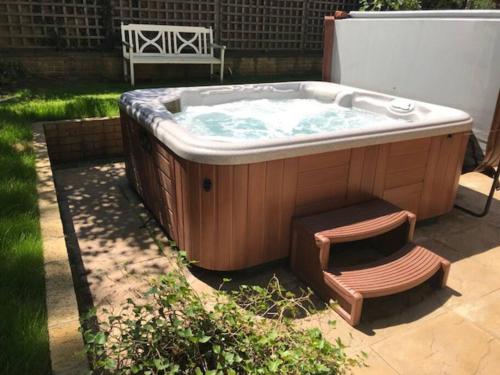 Wimbledon Tennis House with Hot Tub; 4 minute walk