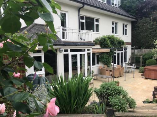 Wimbledon Tennis House with Hot Tub; 4 minute walk