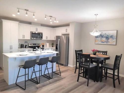 . New Cozy 3 Bdrm Townhome beside Spruce Meadows