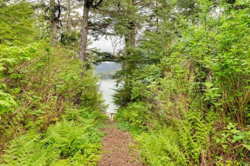 Juneau Vacation Home Stunning View and Beach Access