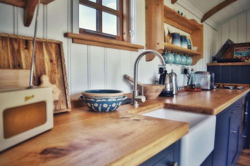 Konyha, FLORA Luxury Retreat, Private Garden, Views & Hot Tub in Middleton-In-Teesdale