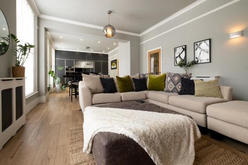 Stylish Central Apartment with Parking & Lift Room Type - Two-Bedroom Apartment