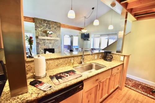 Gorgeous Jackson Hole Condo in Top location with Great Views and Private Deck with Barbeque!! in Wilson, USA