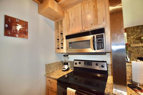 Gorgeous Jackson Hole Condo in Top location with Great Views and Private Deck with Barbeque!! in Wilson, USA