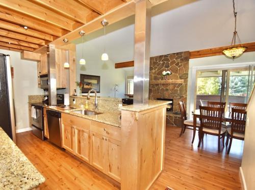 Gorgeous Jackson Hole Condo in Top location with Great Views and Private Deck with Barbeque!! in Wilson, USA