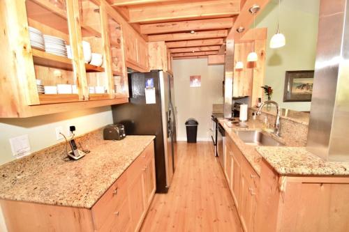 Gorgeous Jackson Hole Condo in Top location with Great Views and Private Deck with Barbeque!! in Wilson, USA