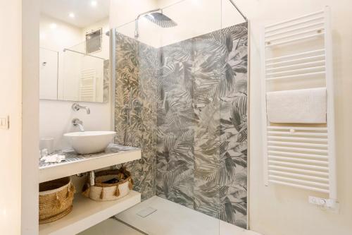  Classe e Netflix in Piazza Vittoria Brescia in Brescia