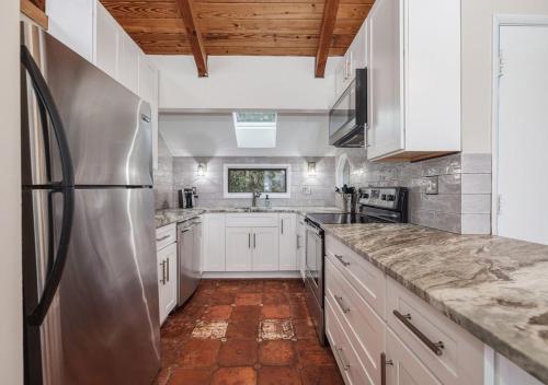 2 BR Newly Renovated Waterfront Home; 10 min from MGM & the Gaylord in Fort Washington, USA