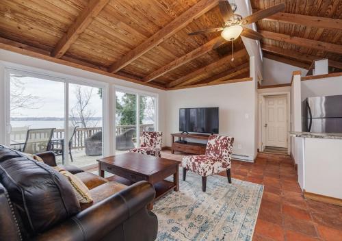 2 BR Newly Renovated Waterfront Home; 10 min from MGM & the Gaylord in Fort Washington, USA