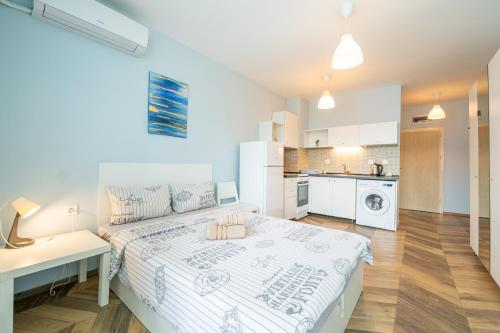 Cozy little apartment in Studentski grad Room Type - Studio with Mountain View