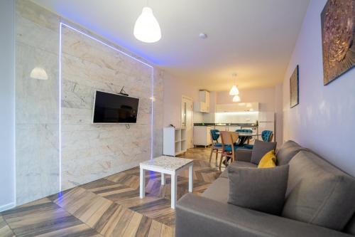 Sunny Apartment in Studentski grad, behind UNSS Room Type - Deluxe Apartment