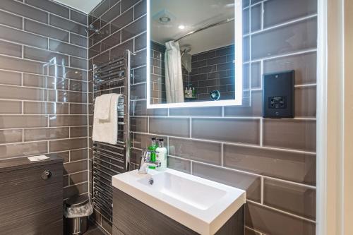 George Hotel Amesbury Stonehenge - image 4