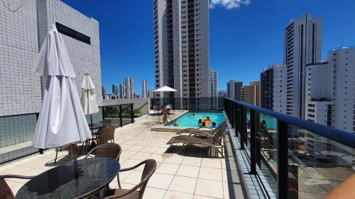 Apt 2 quartos com varanda próximo Praça Casa Forte o bairro mais agradável do Recife ARN901
