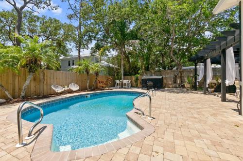 Vilano Paradise- Resort-style Pool Walk to Beach