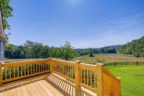 Serene Home: 2 Decks, 3 Mi to Blue Ridge Pkwy in Vūlvaina (VA)