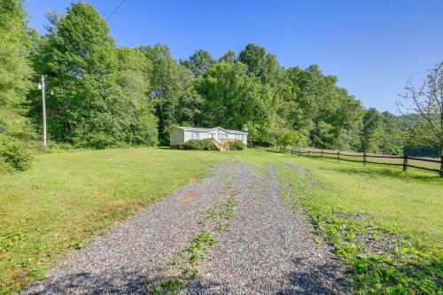 Serene Home 2 Decks, 3 Mi to Blue Ridge Pkwy