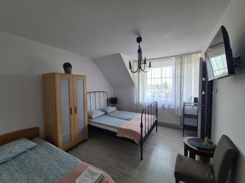 1 double bed, 1 twin bed