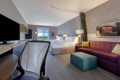Home2 Suites by Hilton Petaluma Room Type - 2 Queen Mobility Accessible Tub Studio Suite