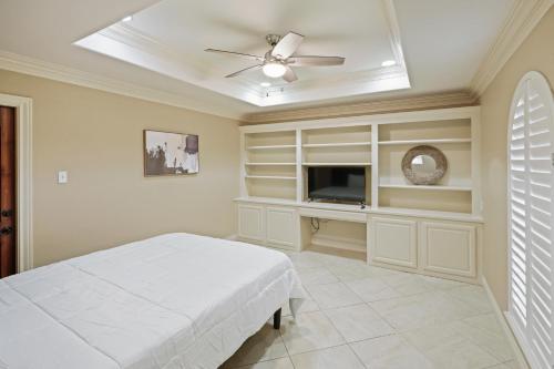 Heated Pool & Jacuzzi & BBQ & 20 min Beach DT & Pool Table & South Side CC