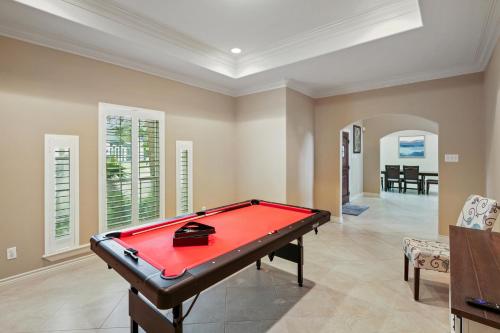 Heated Pool & Jacuzzi & BBQ & 20 min Beach DT & Pool Table & South Side CC