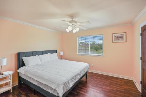 Heated Pool & Jacuzzi & BBQ & 20 min Beach DT & Pool Table & South Side CC