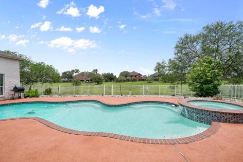 Heated Pool & Jacuzzi & BBQ & 20 min Beach DT & Pool Table & South Side CC