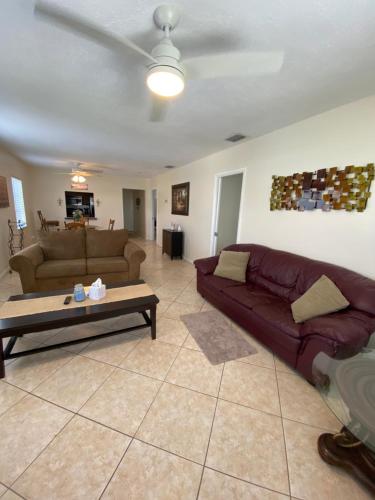 Quiet & Spacious North Palm Beach 2 bed 2 bath in North Palm Beach, USA