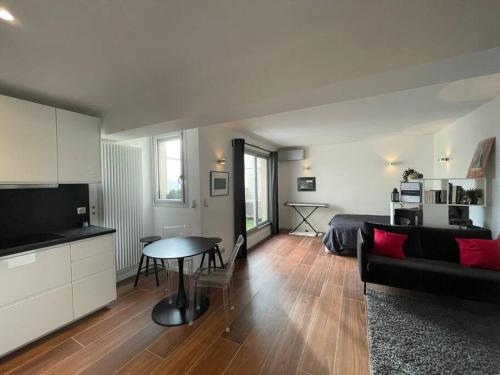 The Prism ,studio on the top floor with a balcony - Location saisonnière - Neuilly-sur-Seine