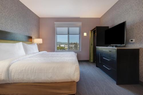 Home2 Suites by Hilton Petaluma Room Type - One-Bedroom King Suite with Mountain View