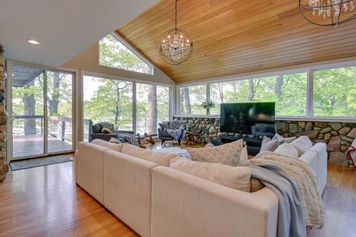 Immaculate Howell Villa on Pardee Lake with Grill! in Howell, USA