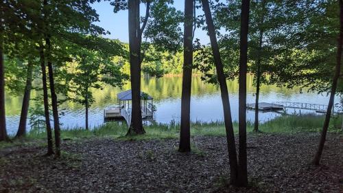 Beautiful Custom-built, Lodge-like Kerr Lake Home, non-smoking