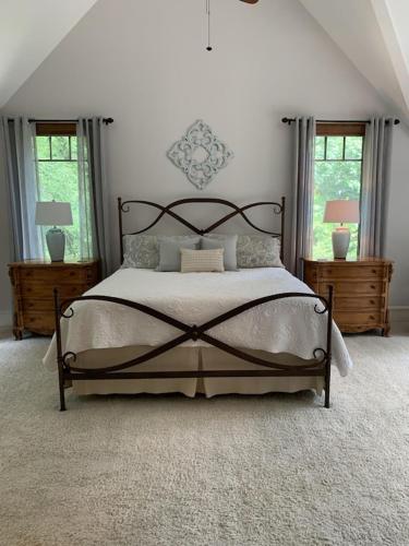 Beautiful Custom-built, Lodge-like Kerr Lake Home, non-smoking in Henderson, USA