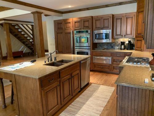 Beautiful Custom-built, Lodge-like Kerr Lake Home, non-smoking in Henderson, USA