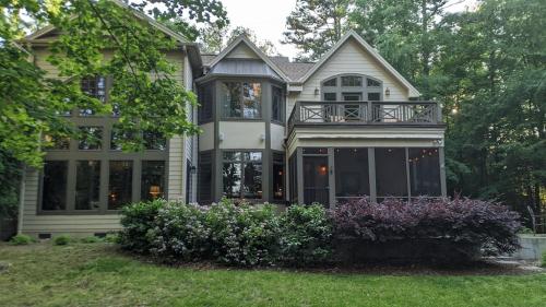 Beautiful Custom-built, Lodge-like Kerr Lake Home, non-smoking