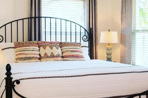 Deluxe King Room image 2
